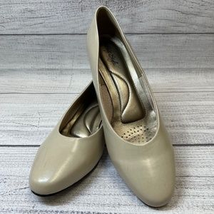 Soft Style Pump by Hush Puppies (L26)